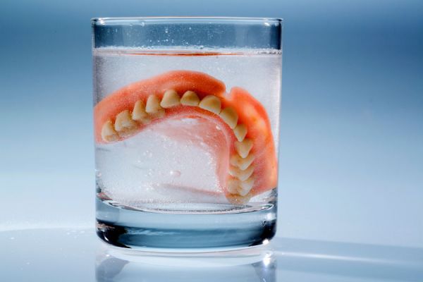 Pastillas para limpiar prótesis dentales.