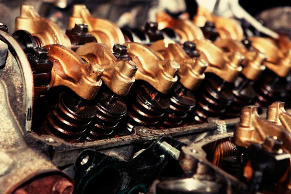 Claves para revisar los fluidos del coche. Consejos para analizar los fluidos del vehículo. Revisar el nivel de aceite del motor