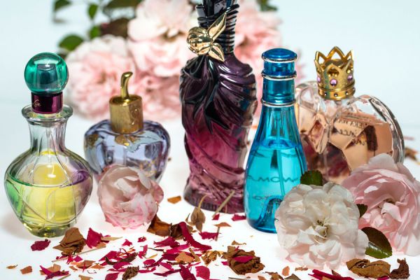 Cómo preparar un aromatizante de ambientes casero. Pulverizador de ambientes casero. Aromatizante con difusor casero.
