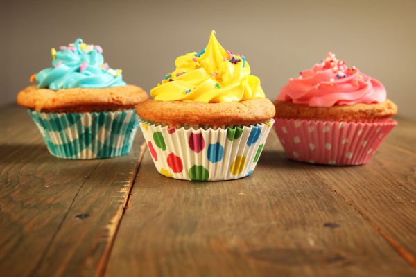 Preparación de un cupcake gigante en casa. Molde para hacer un cupcake gigante. Ingredientes para preparar un cupcake gigante en casa
