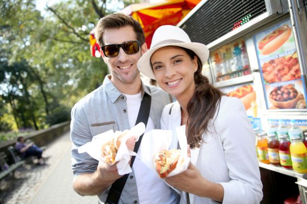 10 tips para ahorrar en comidas durante un viaje. Claves para gastar menos en comer durante las vacaciones. Cómo gastar menos en el menú de un viaje