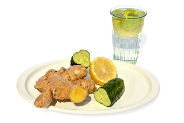 Receta para preparar sassy water. Cómo adelgazar bebiendo agua sassy. Beneficios y preparación del agua sassy. Receta fácil para hacer agua sassy