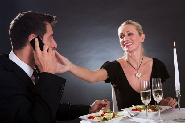 Temas que no hay que hablar en la mesa de un evento. Conversaciones que debes evitar en una mesa formal. De qué hablar en un evento social?