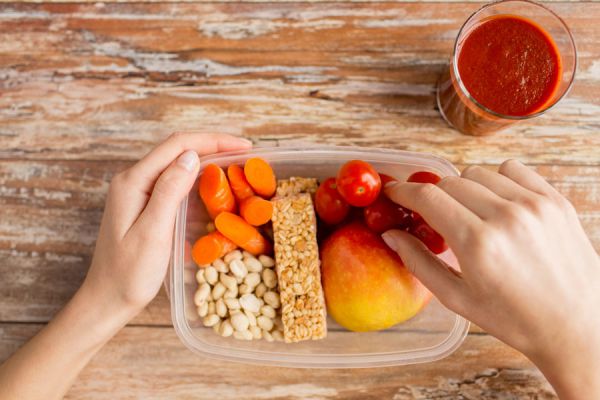 Consejos para medir la cantidad de las porciones al comer. Tips para controlar las porciones al hacer dieta. Medir las porciones con la mano
