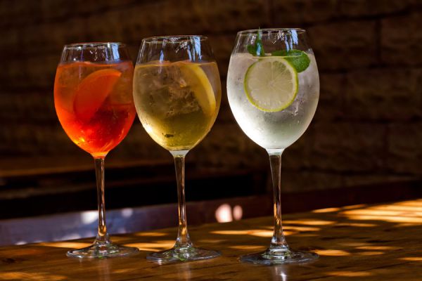 Recetas con vino blanco. Cocteles con vino blanco. 5 refrescos para disfrutar con vino blanco. Recetas de cocteles y aperitivos con vino blanco