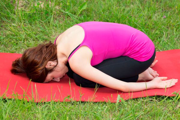 4 asanas de yoga para aliviar los dolores menstruales. Cómo calmar los cólicos menstruales con yoga.