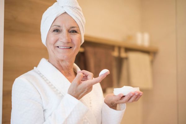 Cómo hacer crema de árnica en casa. Receta para preparar crema de árnica casera. Beneficios de la crema de árnica. Usos de la crema de árnica