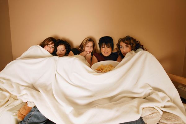 Consejos para organizar una pijamada. Cómo planificar una pijamada con adolescentes. Claves para organizar juegos en una pijamada para adolescentes
