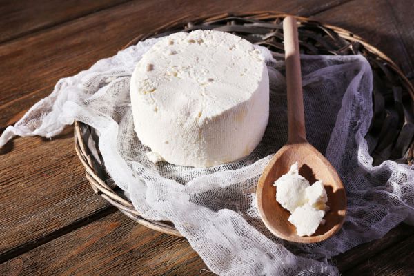 Receta casera para hacer queso con hierbas aromáticas. Queso aromatizado con hierbas. Ingredientes para hacer queso casero con hierbas