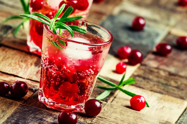 Vaso de jugo de arándanos con hielo, bebida detox refrescante y saludable