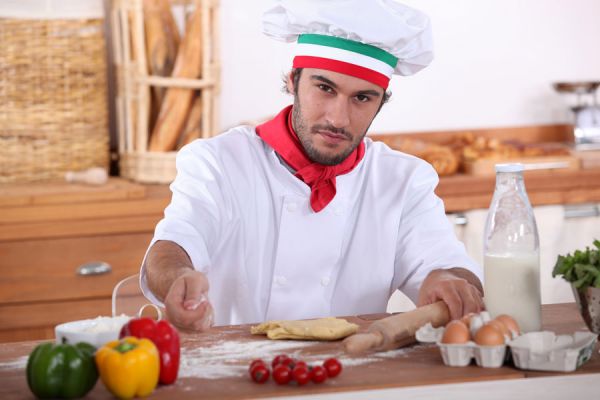Cheff preparando la masa para ravioles fritos para copetín