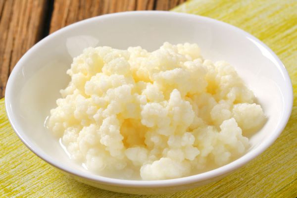 Tazón con gránulos de kéfir, materia prima principal para hacer yogurt kefir con leche