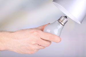 Ilustración de Cómo cambiar una lamparita o bombilla de luz