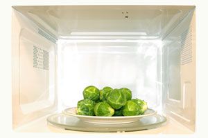 Ilustración de Cómo cocinar Verduras en el Microondas: ¿Con o sin agua?