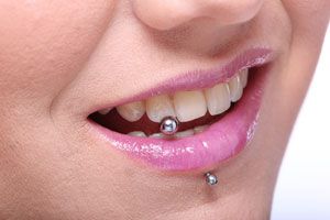 Ilustración de Cómo tener una sonrisa más brillante con un piercing dental