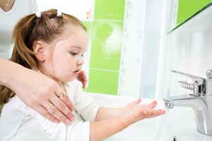 Ilustración de Cómo enseñarle a los niños a lavarse las manos