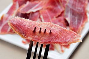 Ilustración de Cómo disfrutar de un buen jamón serrano