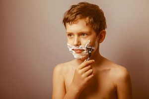 Ilustración de ¿A qué edad se afeitan los hombres?