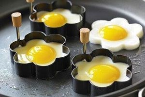 Ilustración de Moldes para hacer Huevos Fritos de Diferentes Formas