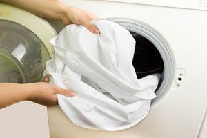 Ilustración de Cómo lavar la ropa blanca
