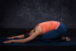 Ilustración de Posturas de Yoga para Aliviar Dolores Menstruales