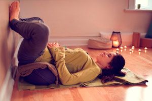 Ilustración de Asanas de Yoga para Aliviar los Cólicos Menstruales