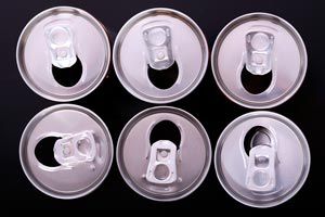 Ilustración de Ideas para reutilizar las anillas de metal de las latas