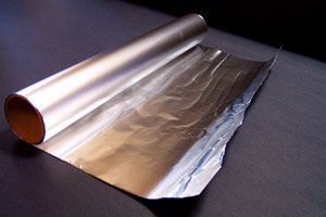 Ilustración de Múltiples usos del papel de aluminio en el hogar
