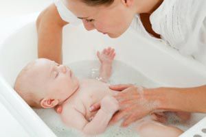 Ilustración de Consejos y datos útiles que debes conocer antes de darle el primer baño a tu bebé