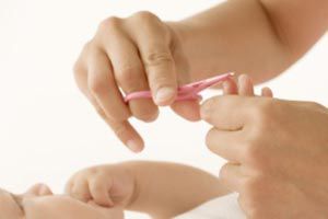 Ilustración de Cómo higienizar las uñas, ojos, orejas, nariz, y genitales del bebé