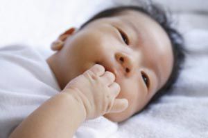Ilustración de ¿Qué es mejor para el bebe: Chuparse el dedo o tener un chupete?