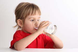 Ilustración de ¿Qué cantidad de agua es recomendada para niños menores y mayores a 6 meses?