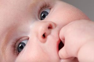 Ilustración de Causas del hipo en los bebés y formas de evitarlo